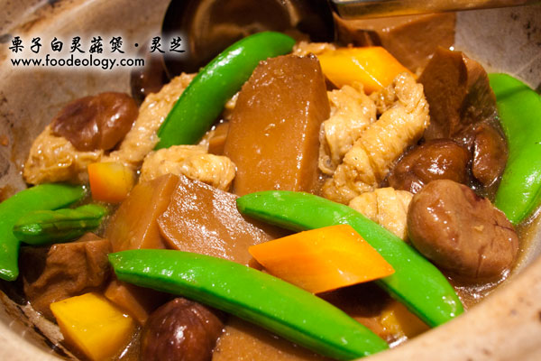 Braised-Bai-Ling-Mushrooms-with-Chestnuts-served-in-Casserole-2_Ling-Zhi Braised-Bai-Ling-Mushrooms-with-Chestnuts-served-in-Casserole_Ling-Zhi