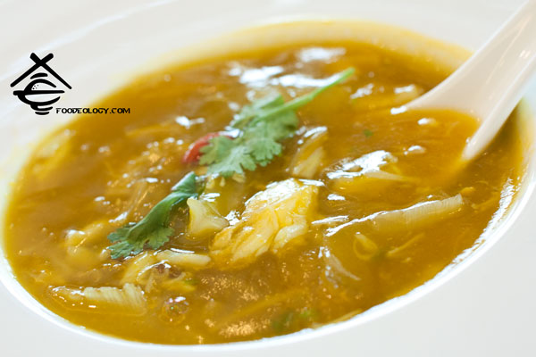 Braised-Shark's-Fin-with-Crabmeat-&-Dried-Scallop-in-Pumpkin-Soup_Jade-Garden 金汤三绝