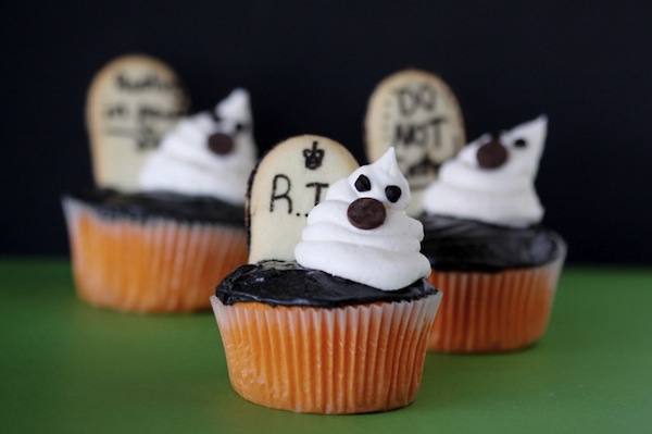 graveyard-ghost-cupcakes